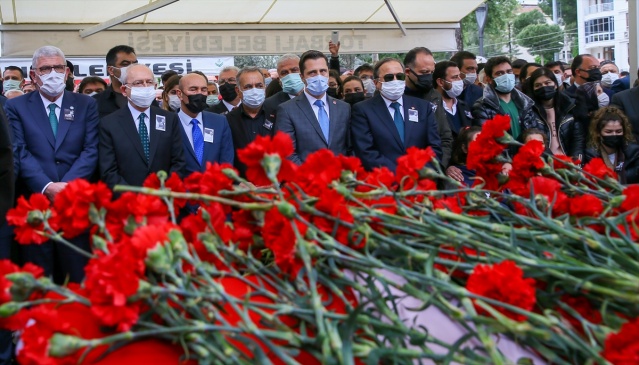 Torbalı Belediye Başkanı Uygur karanfillerle uğurlandı