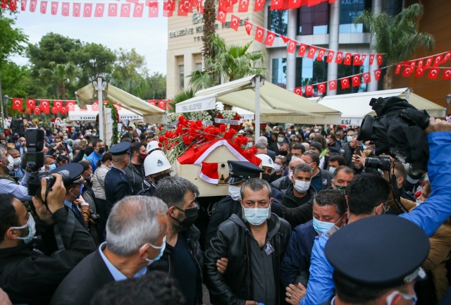 Torbalı Belediye Başkanı Uygur karanfillerle uğurlandı