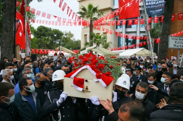 Torbalı Belediye Başkanı Uygur karanfillerle uğurlandı