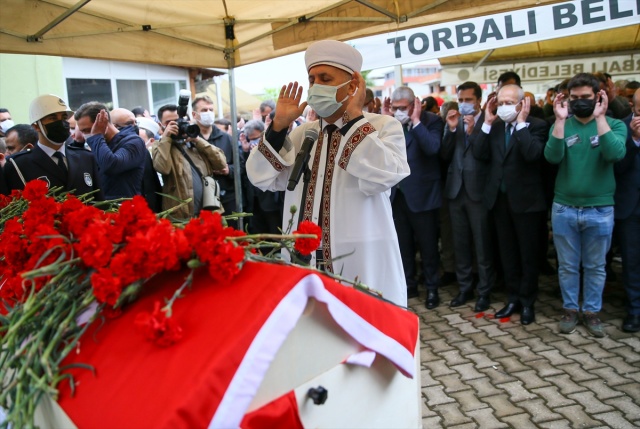 Torbalı Belediye Başkanı Uygur karanfillerle uğurlandı