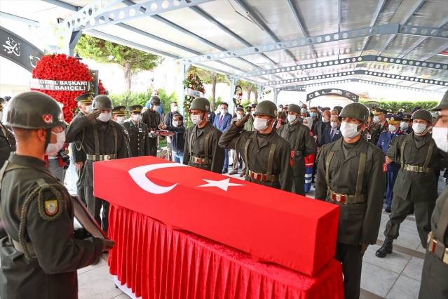 Şehit Teğmen Mehmet Kıvık, İzmir'de son yolculuğuna uğurlandı