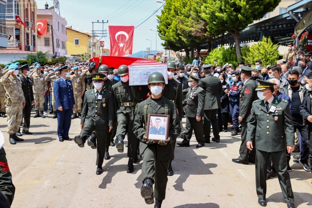 Şehit Teğmen Mehmet Kıvık, İzmir'de son yolculuğuna uğurlandı