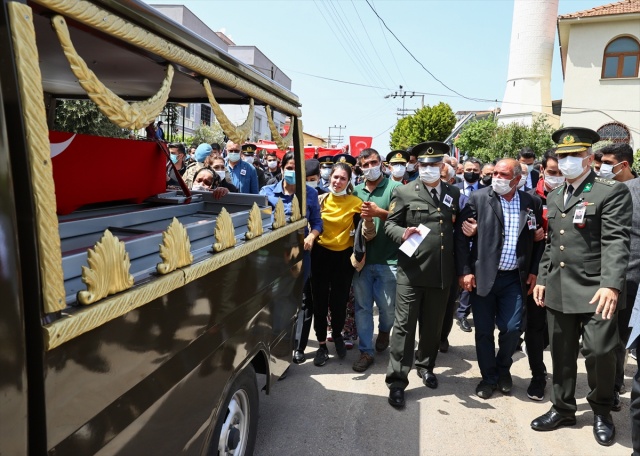 Şehit Teğmen Mehmet Kıvık, İzmir'de son yolculuğuna uğurlandı