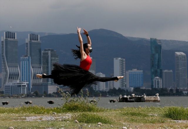 İzmir'de dansçılar meydanları sahneye dönüştürdü