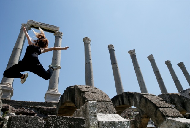 İzmir'de dansçılar meydanları sahneye dönüştürdü