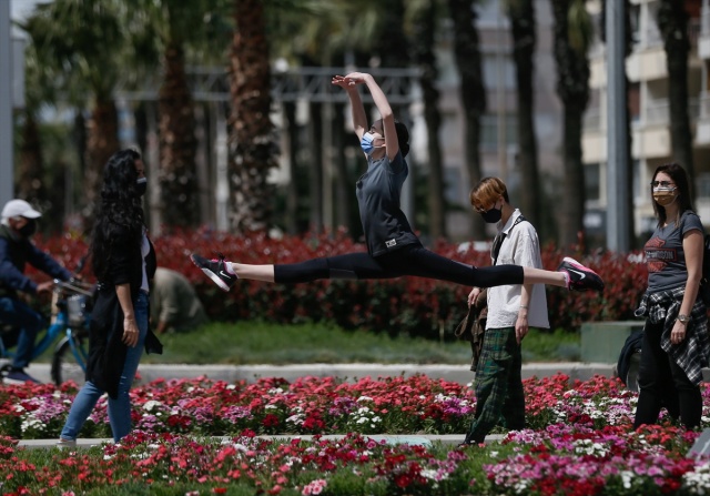 İzmir'de dansçılar meydanları sahneye dönüştürdü