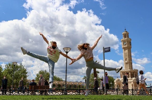 İzmir'de dansçılar meydanları sahneye dönüştürdü