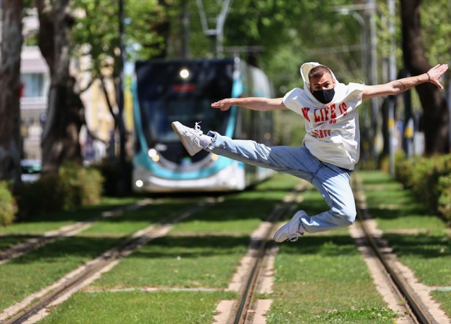 İzmir'de dansçılar meydanları sahneye dönüştürdü