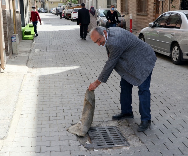 İzmir'de kanalizasyondan gelen koku nedeniyle mazgalların üzerine halı ve kilim örttüler