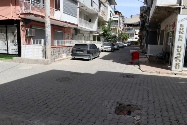 İzmir'de kanalizasyondan gelen koku nedeniyle mazgalların üzerine halı ve kilim örttüler