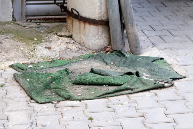 İzmir'de kanalizasyondan gelen koku nedeniyle mazgalların üzerine halı ve kilim örttüler