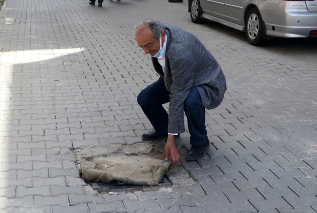 İzmir'de kanalizasyondan gelen koku nedeniyle mazgalların üzerine halı ve kilim örttüler