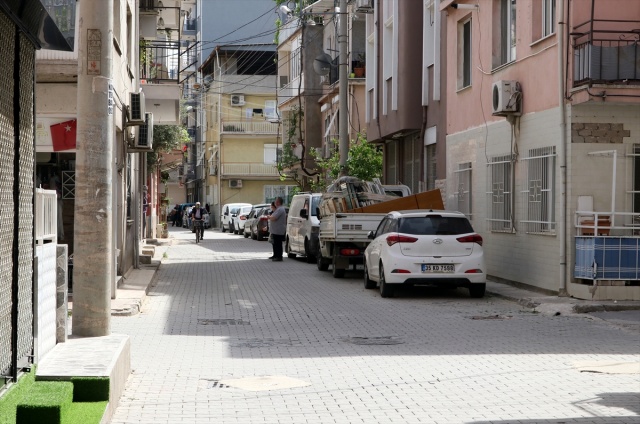 İzmir'de kanalizasyondan gelen koku nedeniyle mazgalların üzerine halı ve kilim örttüler