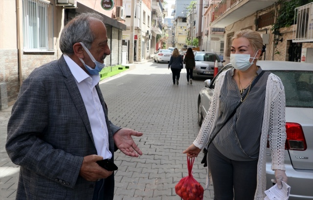 İzmir'de kanalizasyondan gelen koku nedeniyle mazgalların üzerine halı ve kilim örttüler