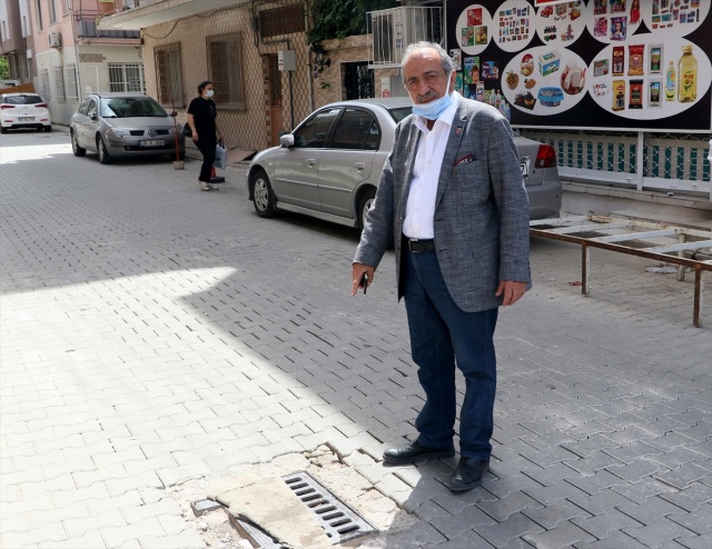 İzmir'de kanalizasyondan gelen koku nedeniyle mazgalların üzerine halı ve kilim örttüler