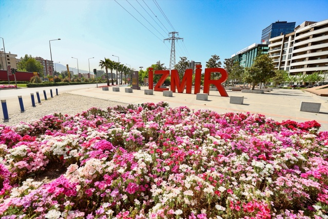 İzmir'de sokak ve meydanlar sessizliğe büründü!