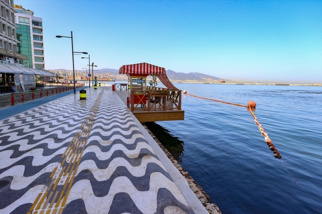 İzmir'de sokak ve meydanlar sessizliğe büründü!