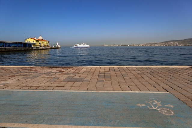 İzmir'de sokak ve meydanlar sessizliğe büründü!