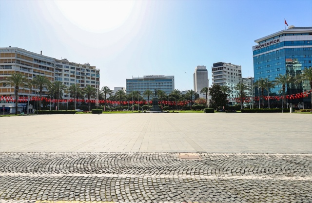 İzmir'de sokak ve meydanlar sessizliğe büründü!