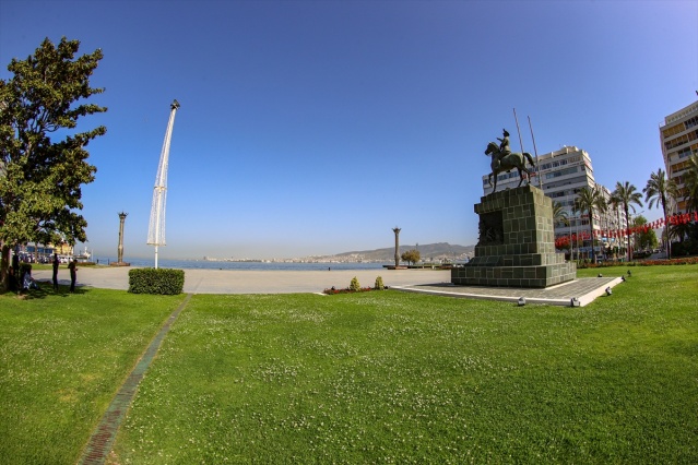 İzmir'de sokak ve meydanlar sessizliğe büründü!