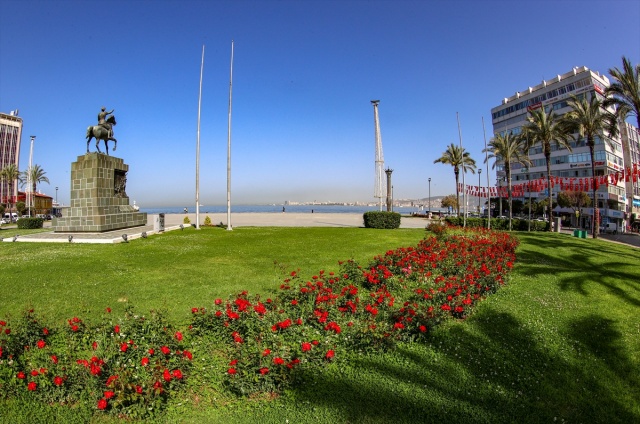 İzmir'de sokak ve meydanlar sessizliğe büründü!