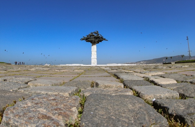 İzmir'de sokak ve meydanlar sessizliğe büründü!