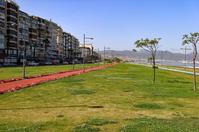 İzmir'de sokak ve meydanlar sessizliğe büründü!