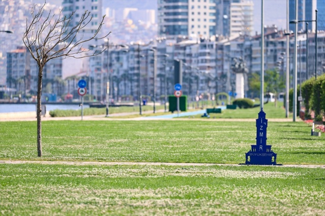 İzmir'de sokak ve meydanlar sessizliğe büründü!