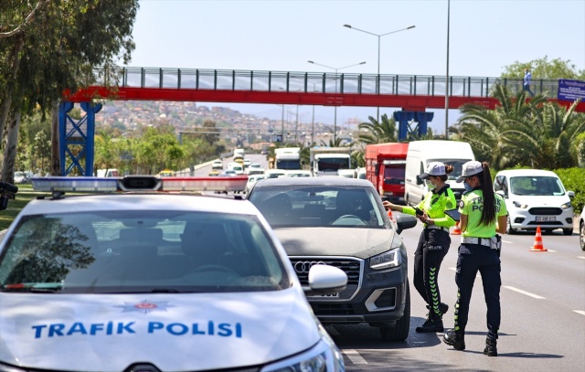 İzmir'de sokak ve meydanlar sessizliğe büründü!