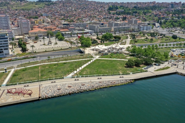 İzmir'de sokak ve meydanlar sessizliğe büründü!