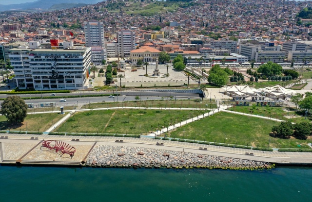 İzmir'de sokak ve meydanlar sessizliğe büründü!