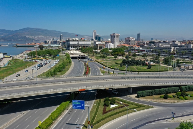 İzmir'de sokak ve meydanlar sessizliğe büründü!