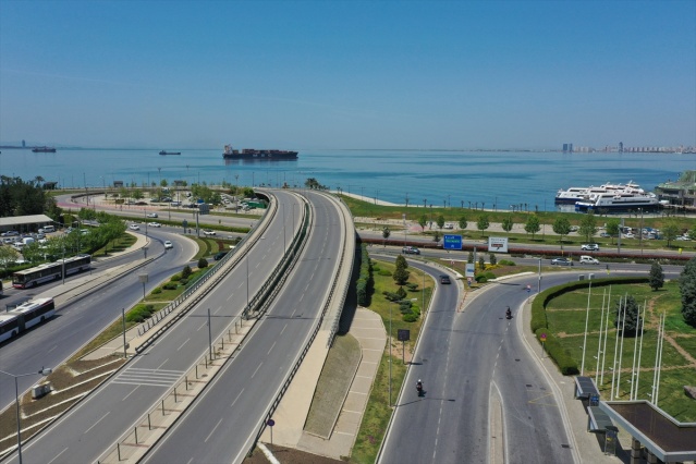 İzmir'de sokak ve meydanlar sessizliğe büründü!