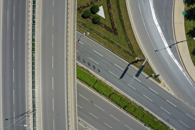 İzmir'de sokak ve meydanlar sessizliğe büründü!