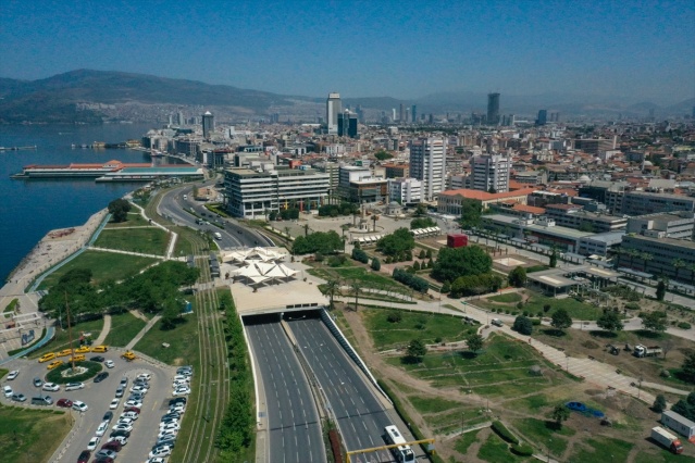 İzmir'de sokak ve meydanlar sessizliğe büründü!