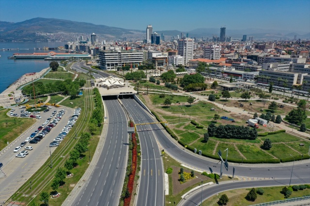 İzmir'de sokak ve meydanlar sessizliğe büründü!