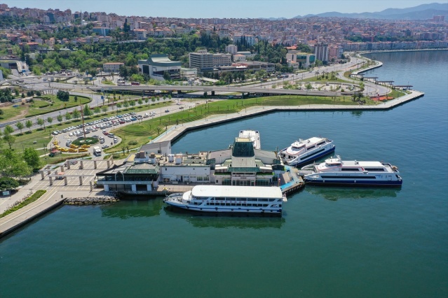 İzmir'de sokak ve meydanlar sessizliğe büründü!