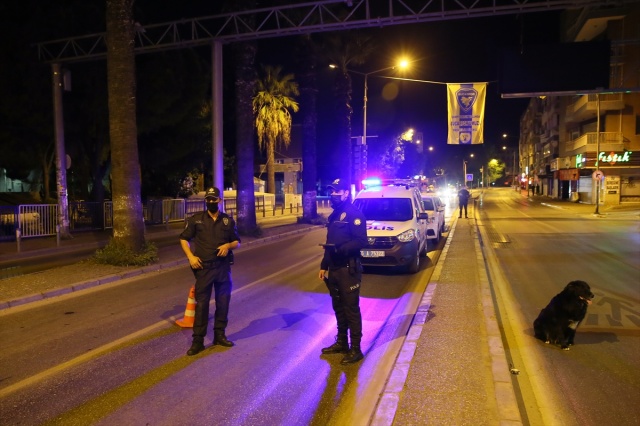 İzmir'de Kovid-19 tedbirleri kapsamında denetimler sürüyor