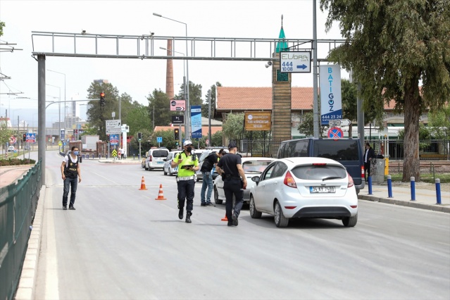 İzmir'de Kovid-19 tedbirleri kapsamında denetimler sürüyor