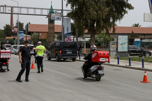 İzmir'de Kovid-19 tedbirleri kapsamında denetimler sürüyor