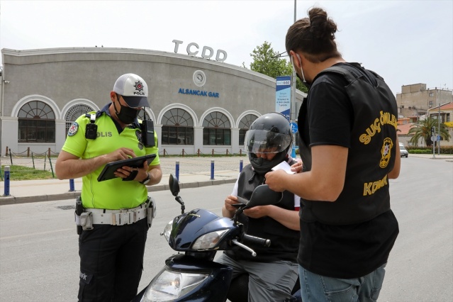 İzmir'de Kovid-19 tedbirleri kapsamında denetimler sürüyor