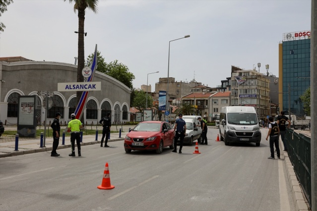 İzmir'de Kovid-19 tedbirleri kapsamında denetimler sürüyor