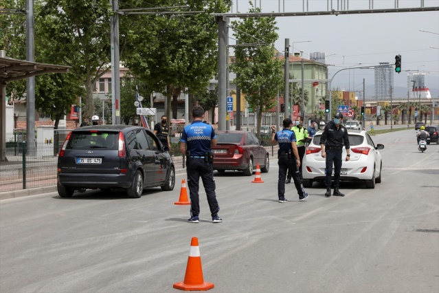 İzmir'de Kovid-19 tedbirleri kapsamında denetimler sürüyor