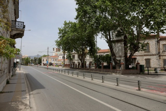 Tam kapanma sürecinde İzmir sokakları sakin