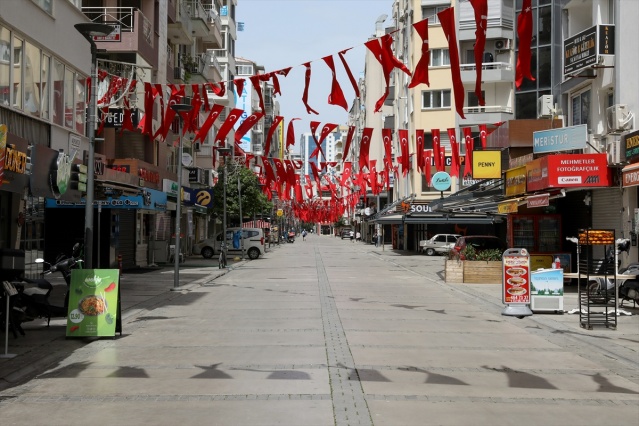 Tam kapanma sürecinde İzmir sokakları sakin