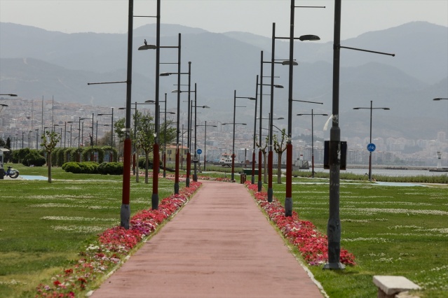 Tam kapanma sürecinde İzmir sokakları sakin