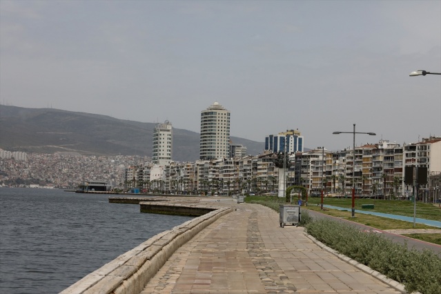 Tam kapanma sürecinde İzmir sokakları sakin