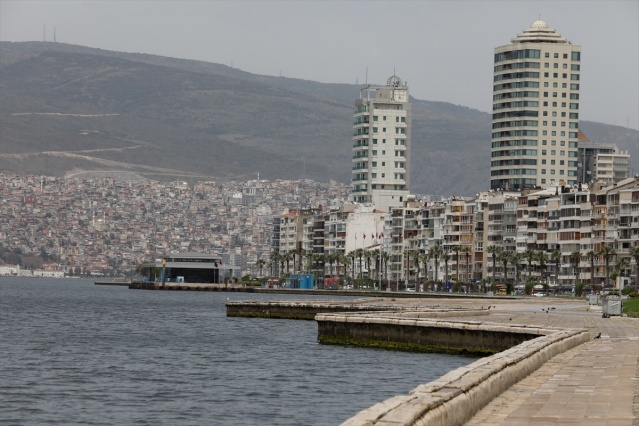 Tam kapanma sürecinde İzmir sokakları sakin