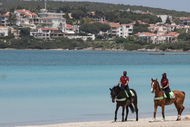 Atlı polisler turizm merkezi Çeşme sahillerini denetledi