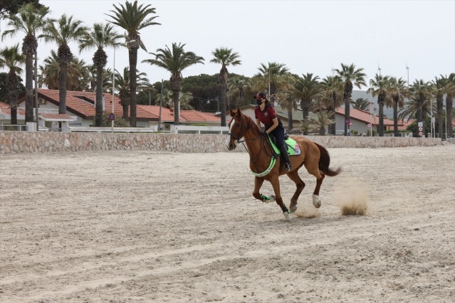 Atlı polisler turizm merkezi Çeşme sahillerini denetledi